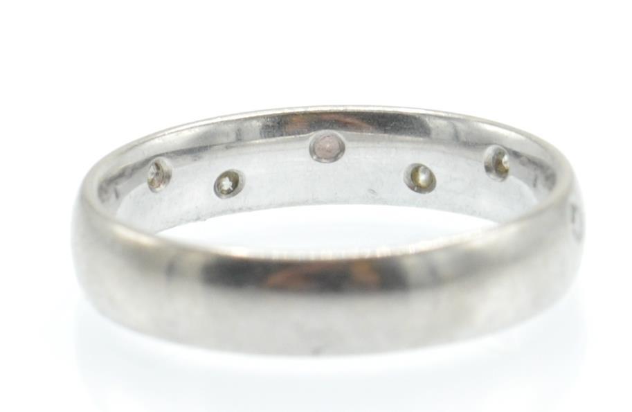 An 18ct White Gold & Diamond Band Ring - Image 4 of 4
