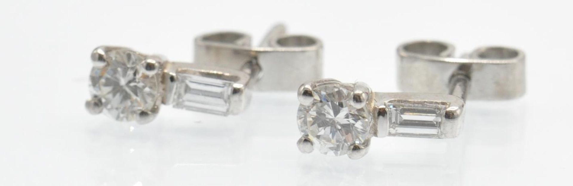 A Pair of 18ct White Gold & Diamond Stud Earrings - Bild 3 aus 3
