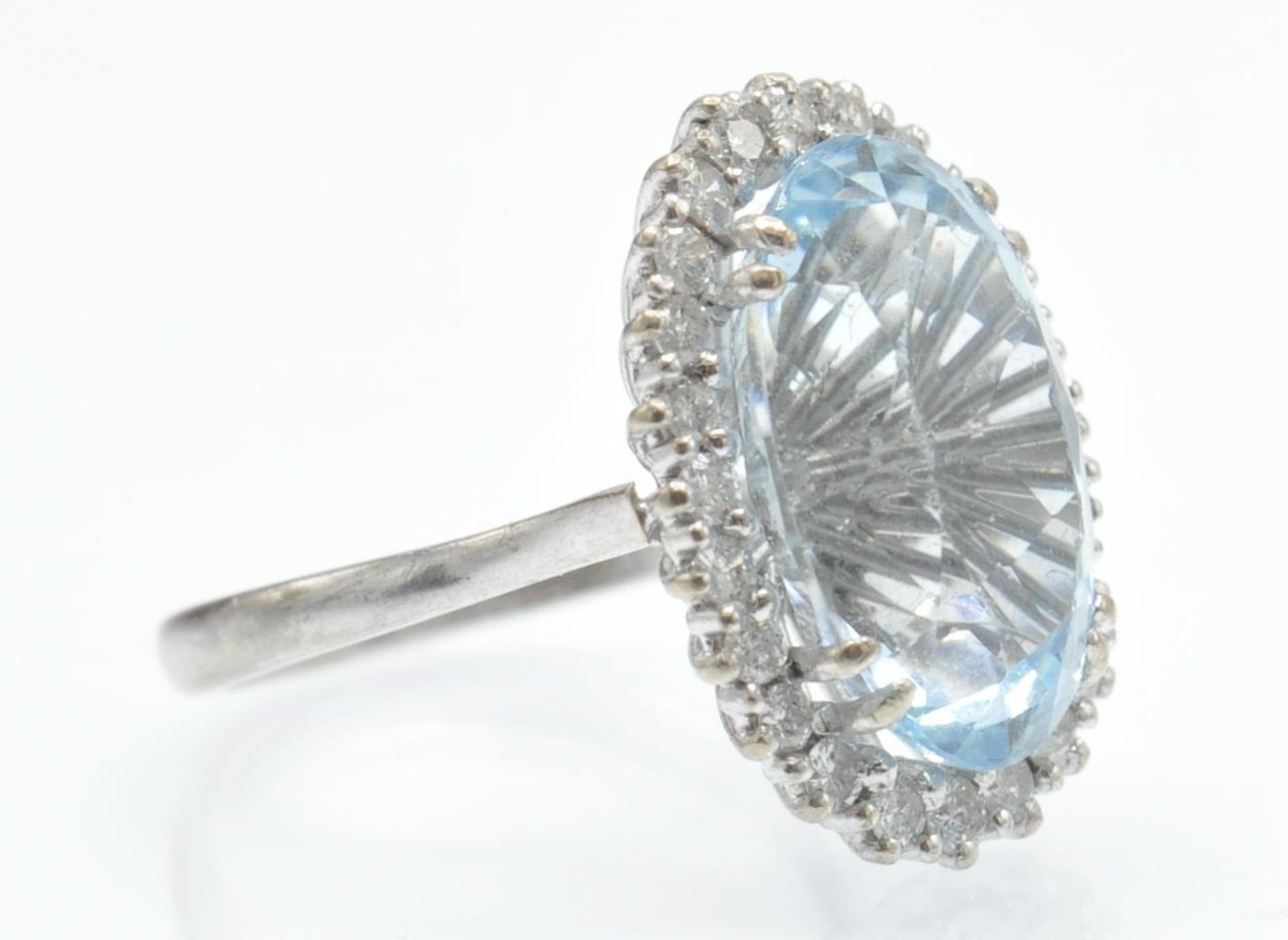 An 18ct White Gold Aquamarine & Diamond Dress Ring - Bild 3 aus 8