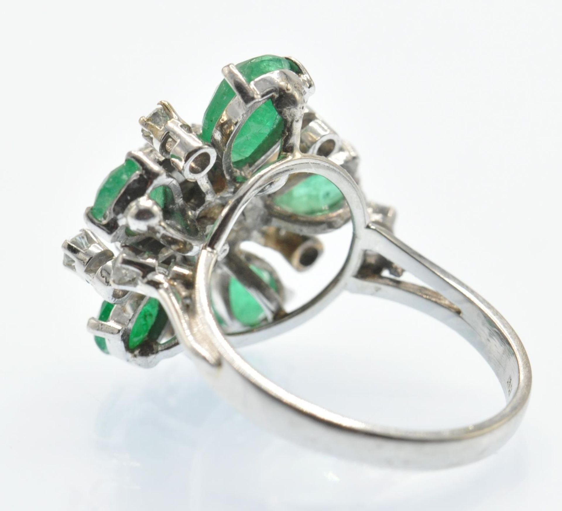 A Hallmarked 14ct White Gold Emerald & Diamond Dress Ring - Bild 5 aus 5