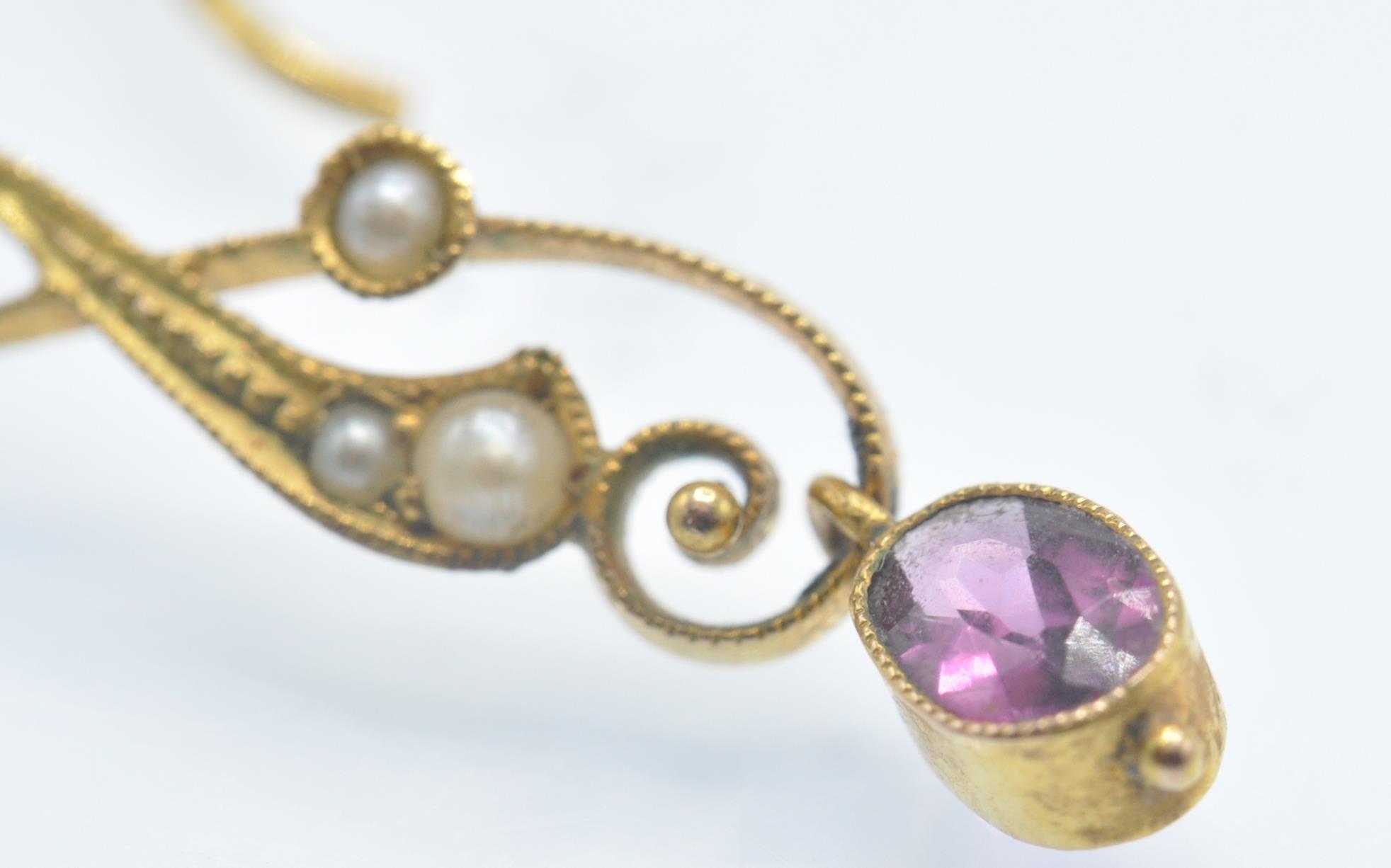 A Pair of Antique 9ct Gold Garnet, Peridot & Pearl Pendant Earrings. - Image 4 of 5