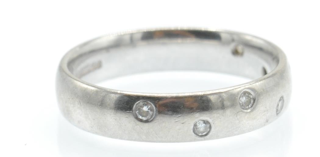 An 18ct White Gold & Diamond Band Ring - Image 3 of 4