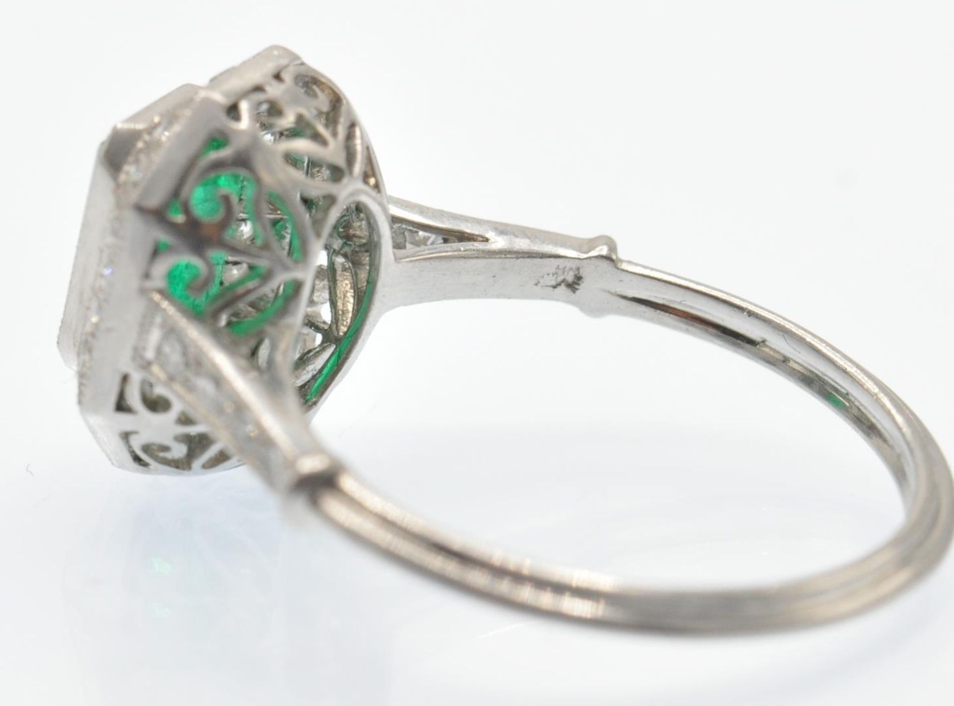 A Platinum Emerald & Diamond Cocktail Ring - Bild 5 aus 5