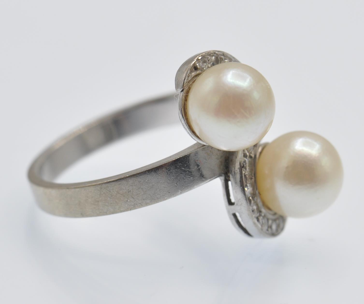 An Antique White Gold Pearl & Diamond Crossover Ring - Image 2 of 4