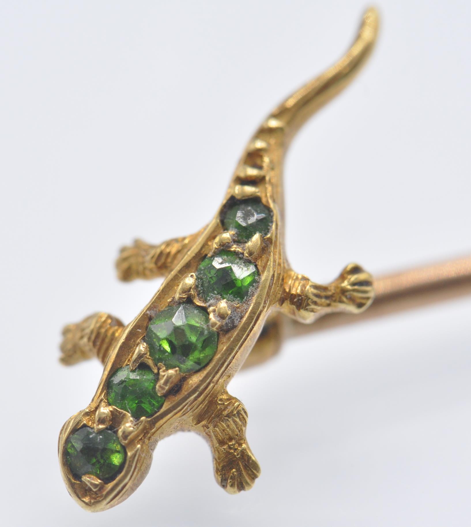 An Antique Gold & Demantoid Garnet Salamander Stick Pin - Image 4 of 4