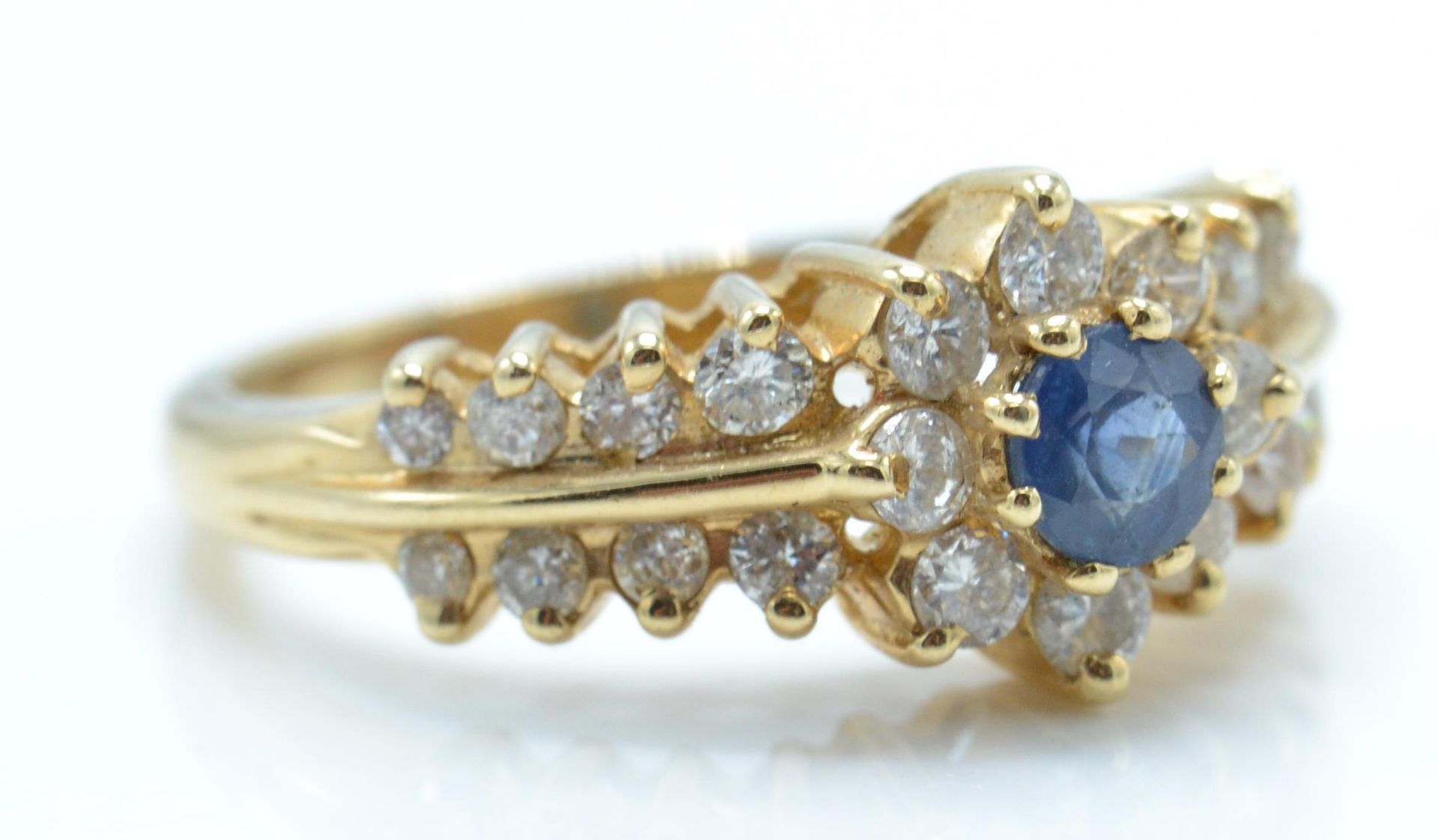 A 14ct gold sapphire and diamond ring. The ring be - Bild 3 aus 4