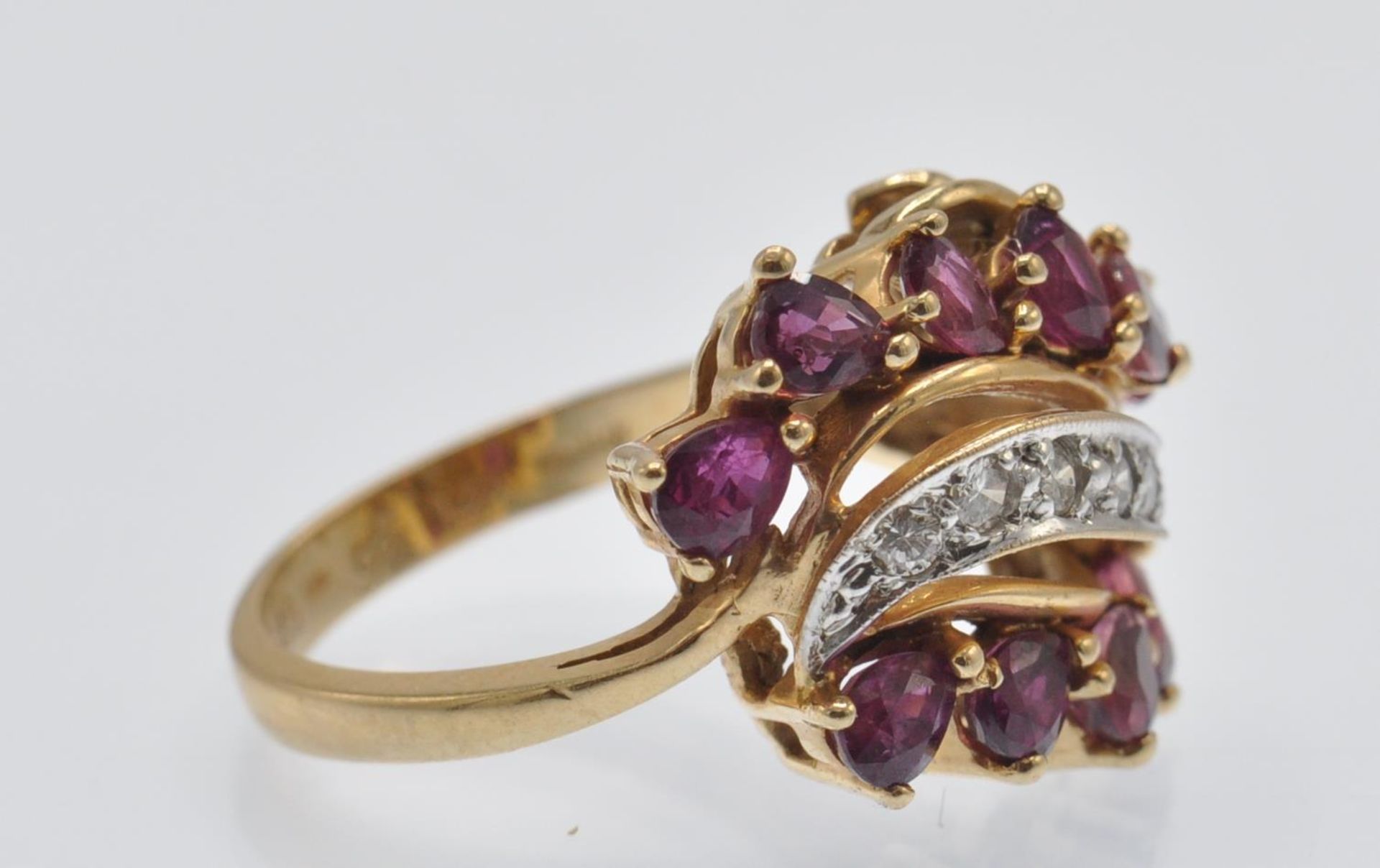 A Hallmarked 14ct Gold Ruby & Diamond Crossover Ring - Bild 2 aus 5