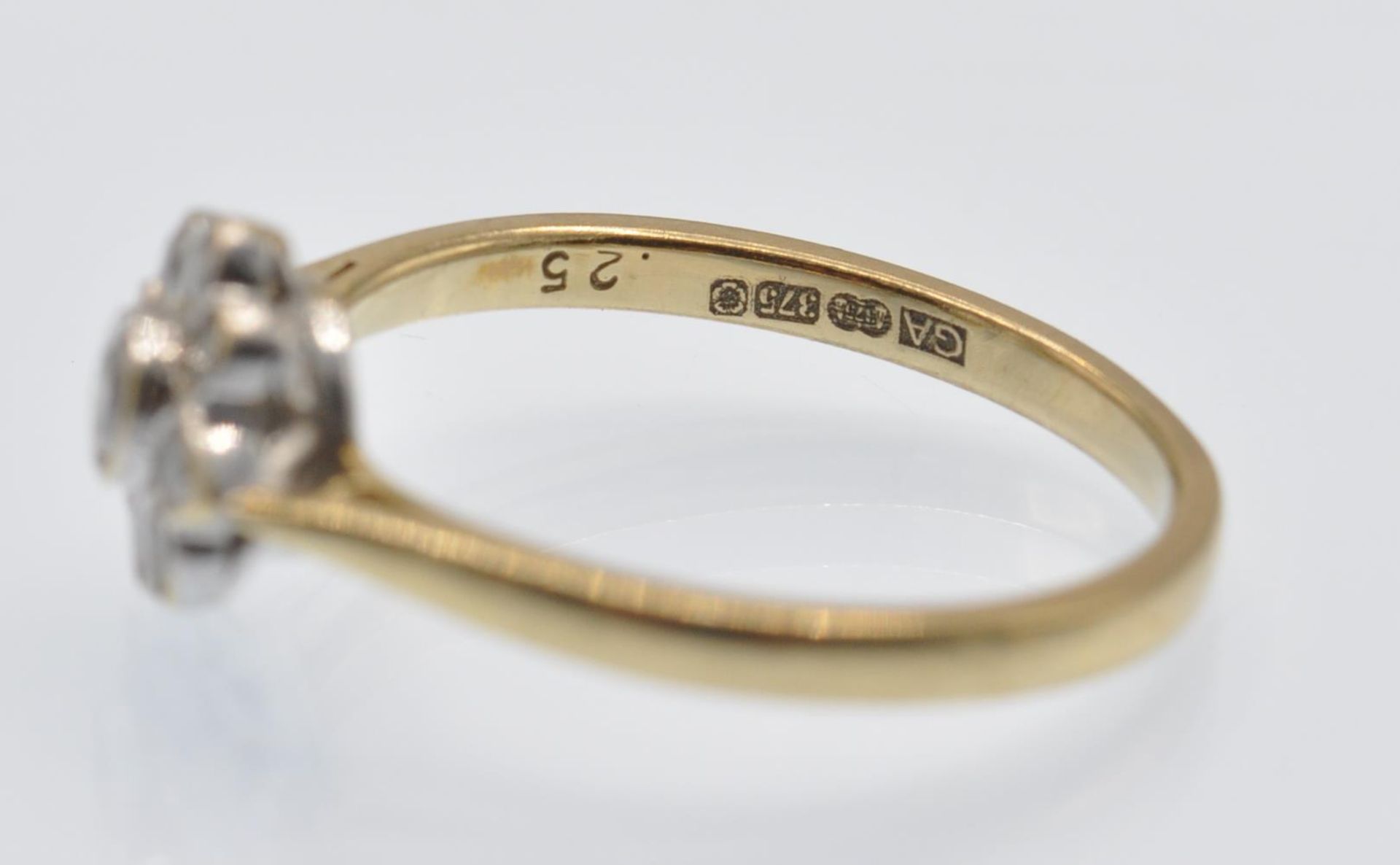 A Hallmarked 9ct Gold & Diamond Cluster Ring - Bild 5 aus 5