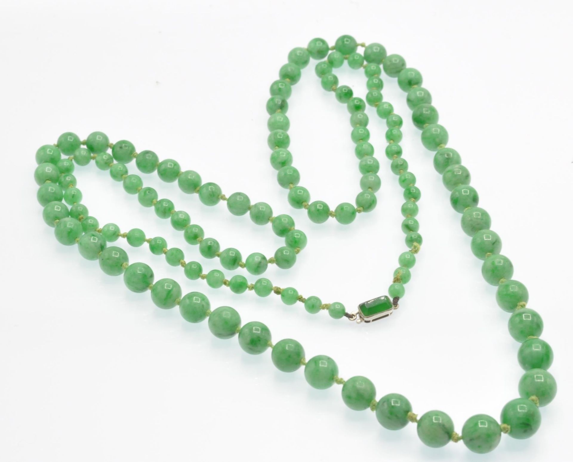 An Antique Jade Bead Necklace - Image 5 of 6