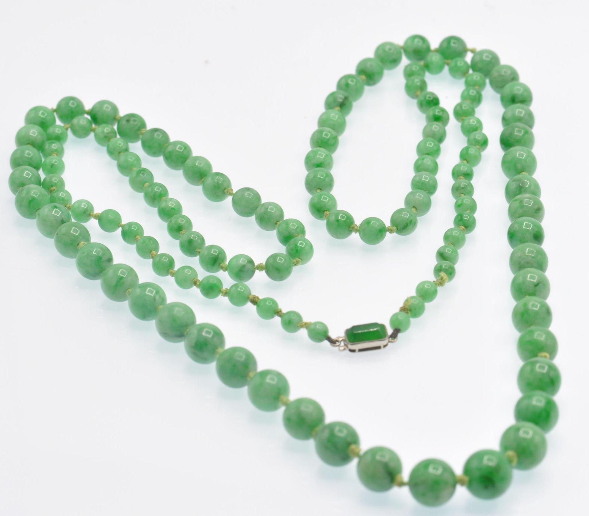 An Antique Jade Bead Necklace - Image 3 of 6
