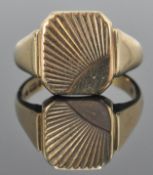 A hallmarked 9ct gold gentleman's signet ring havi