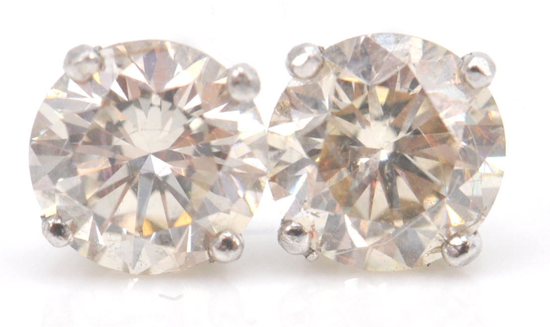 A pair of 14ct white gold diamond stud earrings, p - Image 2 of 4