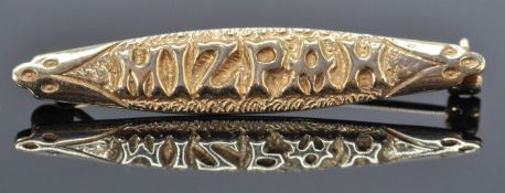 A 9ct gold hallmarked Mizpah bar brooch. Lozenge f