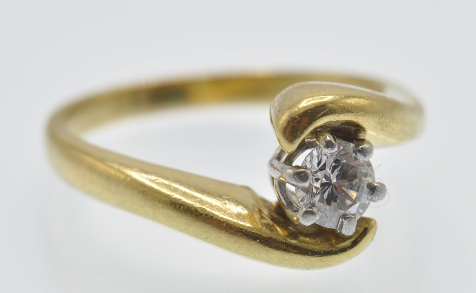 An 18ct Gold & Diamond Solitaire Crossover Ring - Image 4 of 4