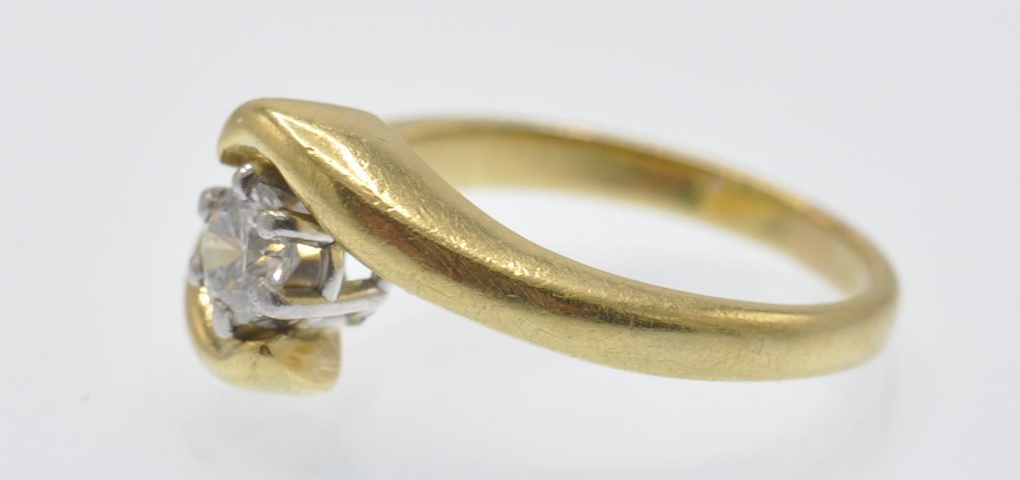 An 18ct Gold & Diamond Solitaire Crossover Ring - Image 2 of 4