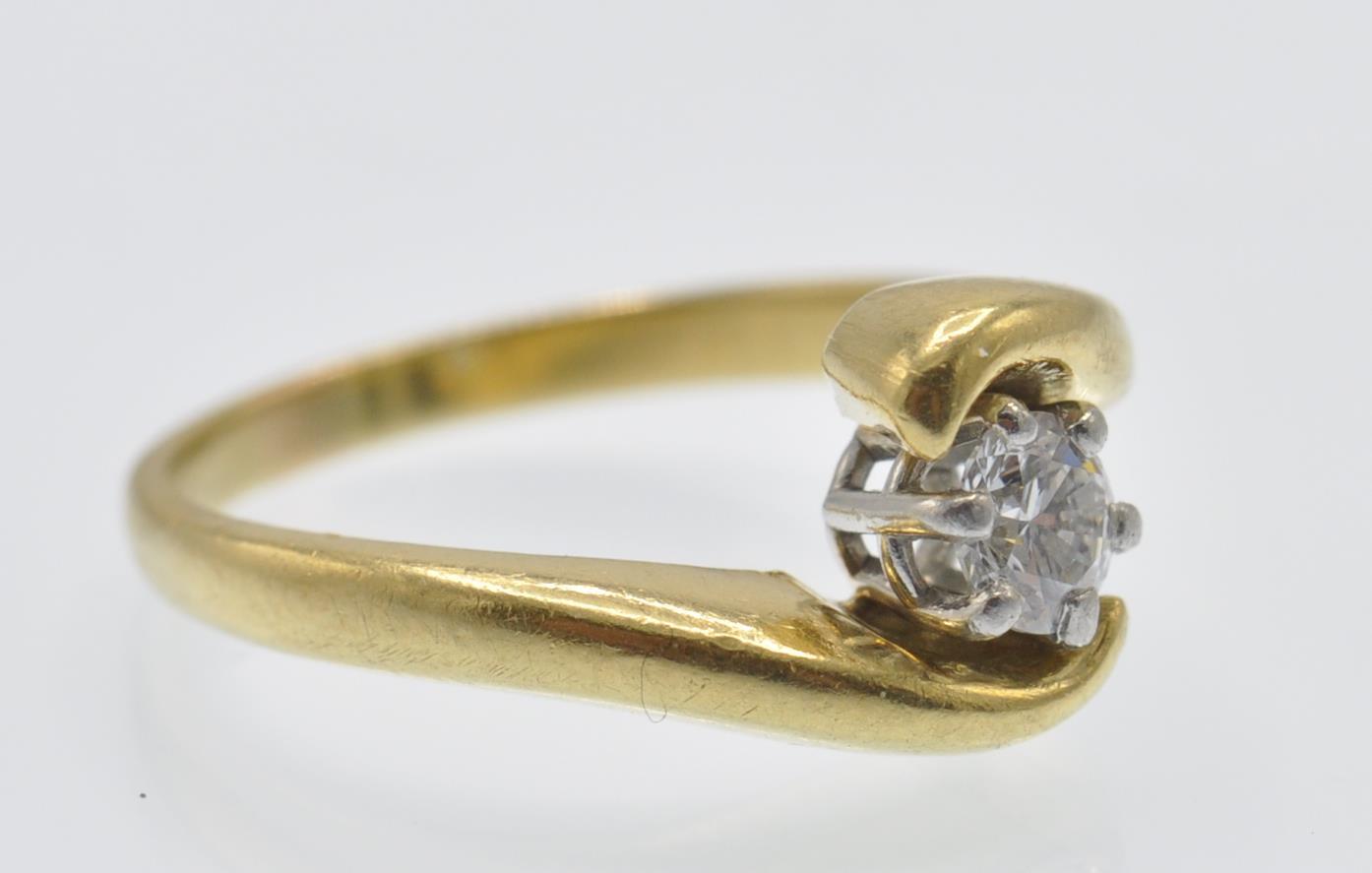 An 18ct Gold & Diamond Solitaire Crossover Ring - Image 3 of 4