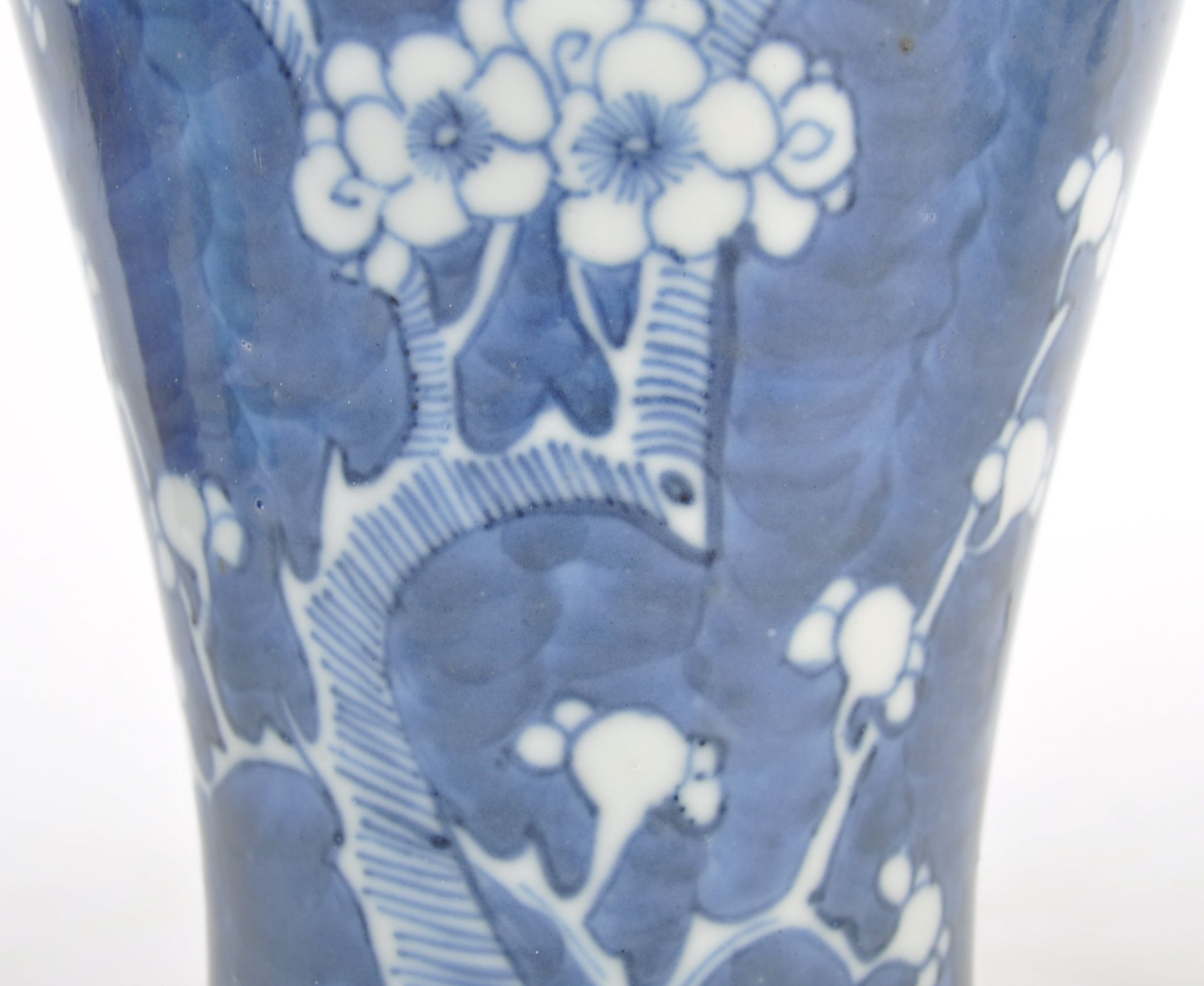 19TH CENTURY CHINESE BLUE AND WHITE PRUNUS PATTERN VASE - Bild 3 aus 6