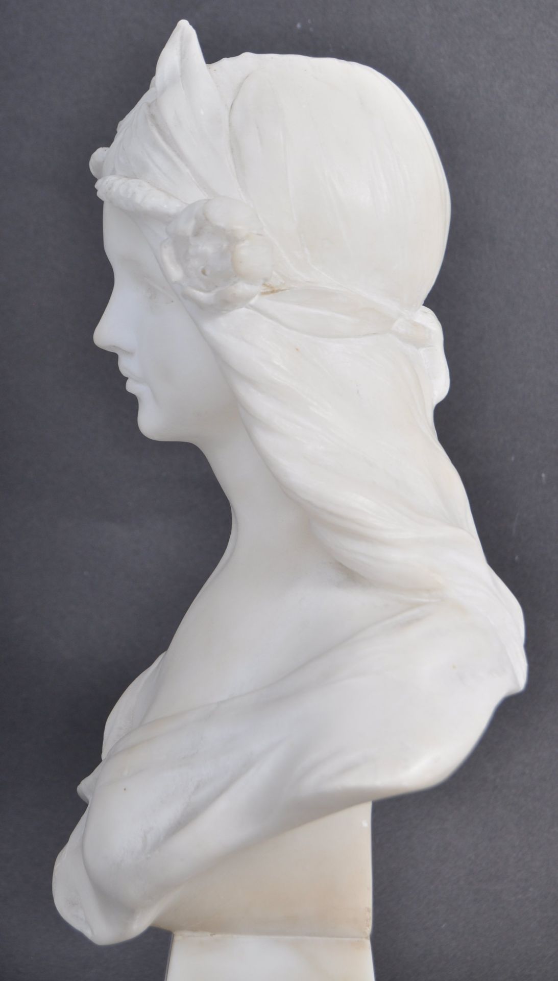 EARLY 20TH CENTURY ART NOUVEAU ANTIQUE WHITE MARBLE BUST OF A YOUNG GIRL - Bild 5 aus 8