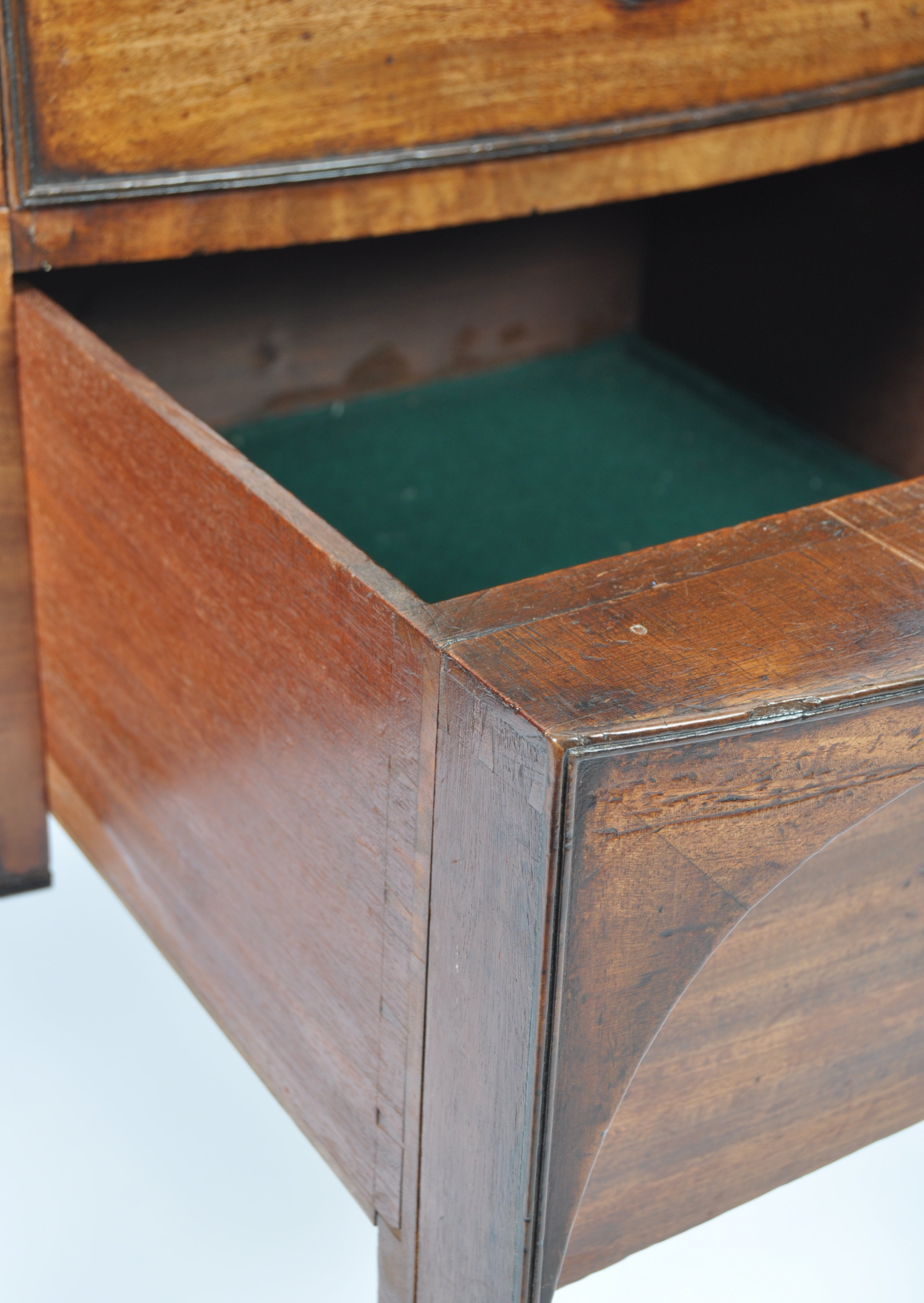 EARLY 19TH CENTURY GEORGIAN MAHOGANY SIDEBOARD - Image 6 of 10