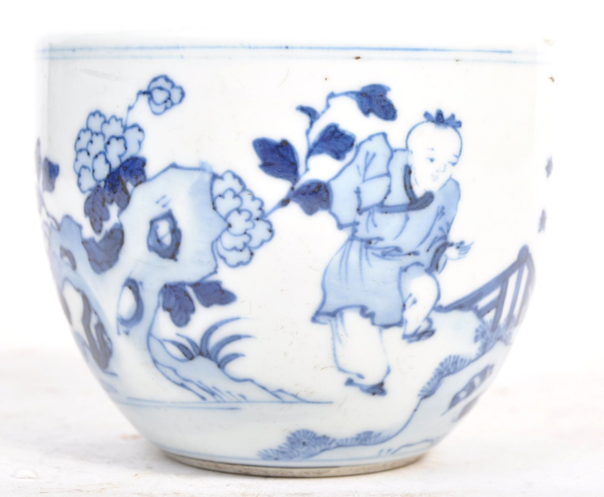 A 19TH CENTURY CHINESE ANTIQUE BLUE AND WHITE BRUS