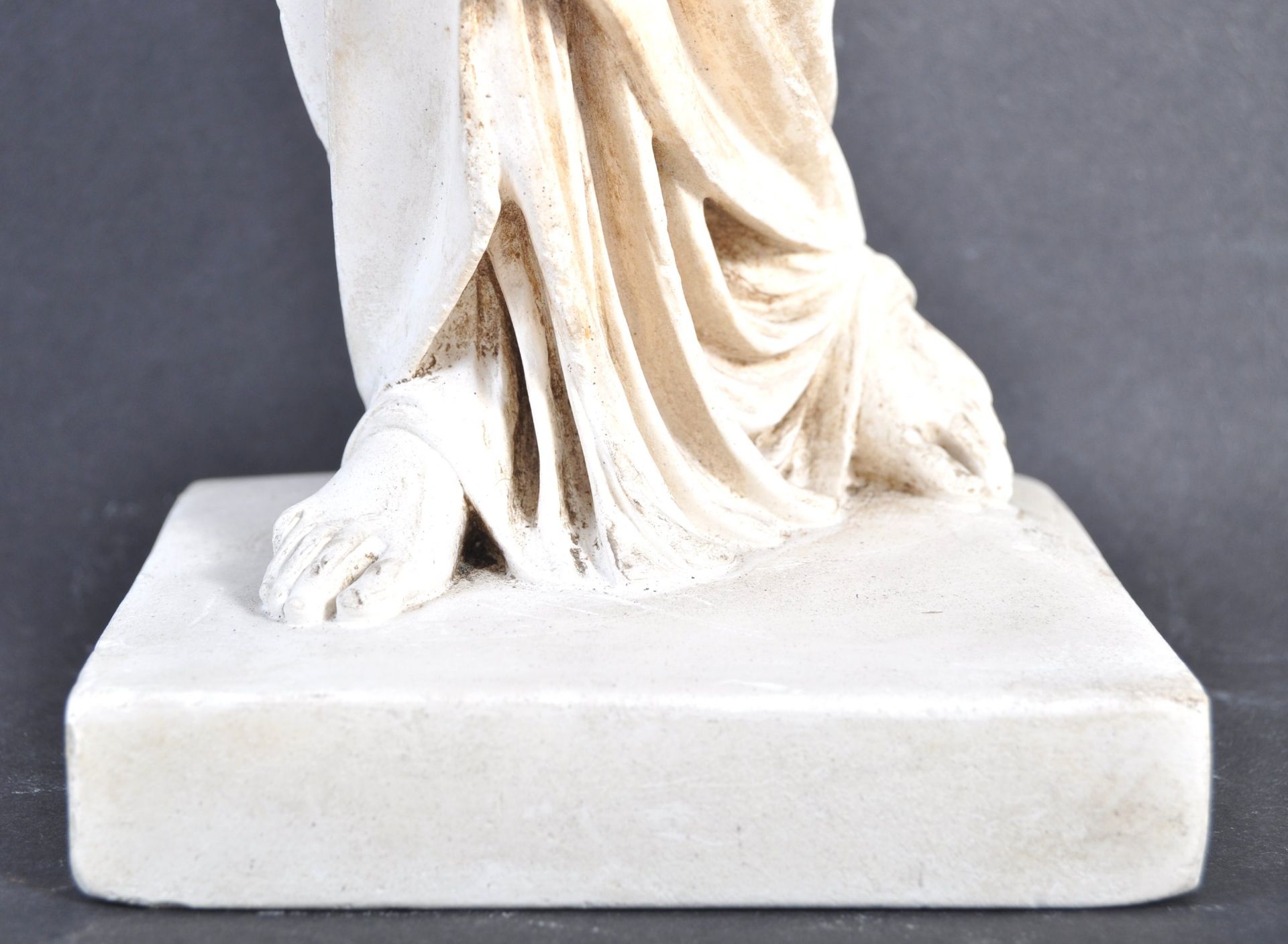 EARLY 20TH CENTURY GERMAN PLASTER STATUE IN THE FORM OF A CLASSICAL LADY - Bild 4 aus 10