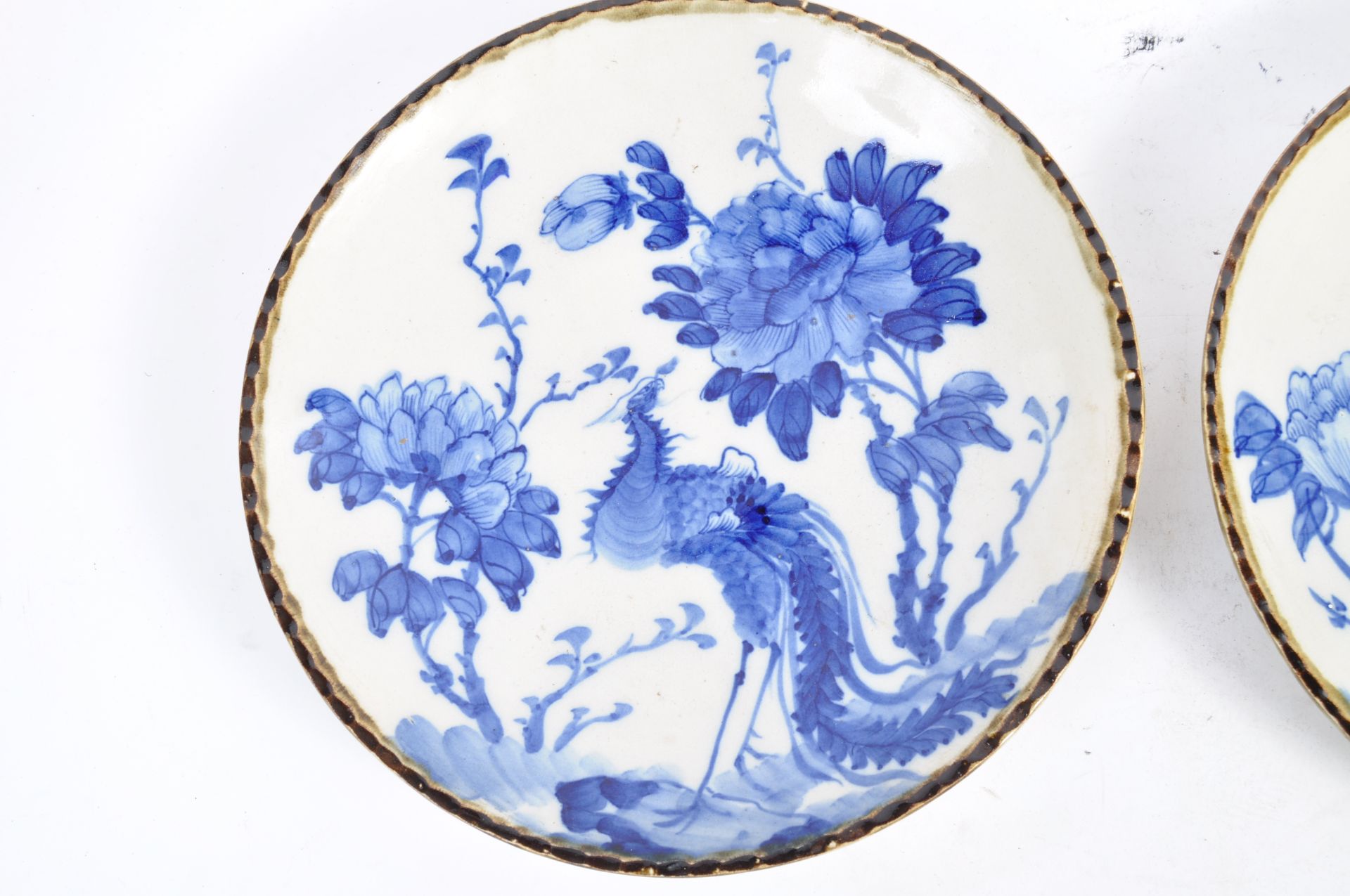 PAIR OF 19TH CENTURY JAPANESE BLUE AND WHITE PLATES - Bild 2 aus 6