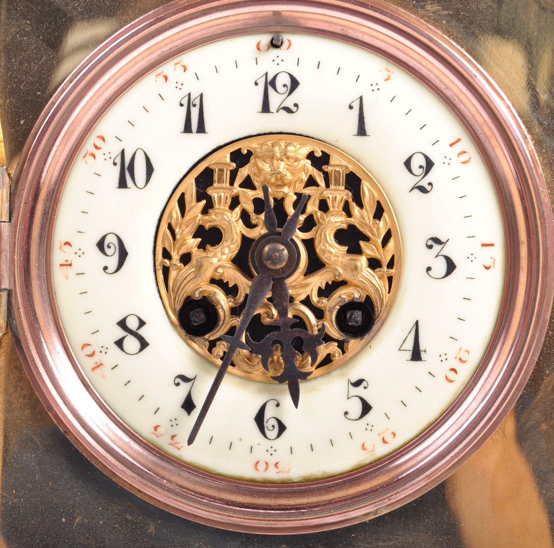 A 19TH CENTURY VICTORIAN POLISHED BRASS CASED TABLE CLOCK HOUSING A BRASS MOVEMENT - Image 4 of 7