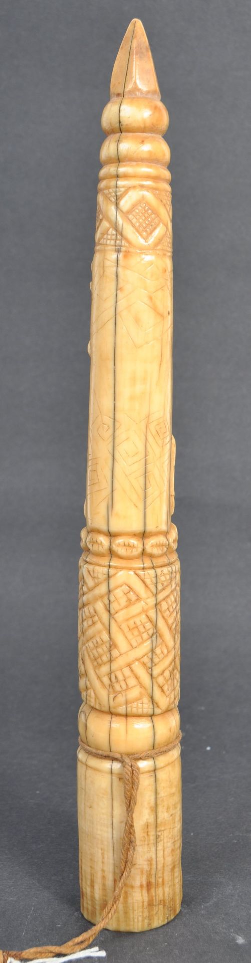 TRIBAL ANTIQUITIES - COLLECTION OF CARVED IVORY TUSKS - Bild 15 aus 15