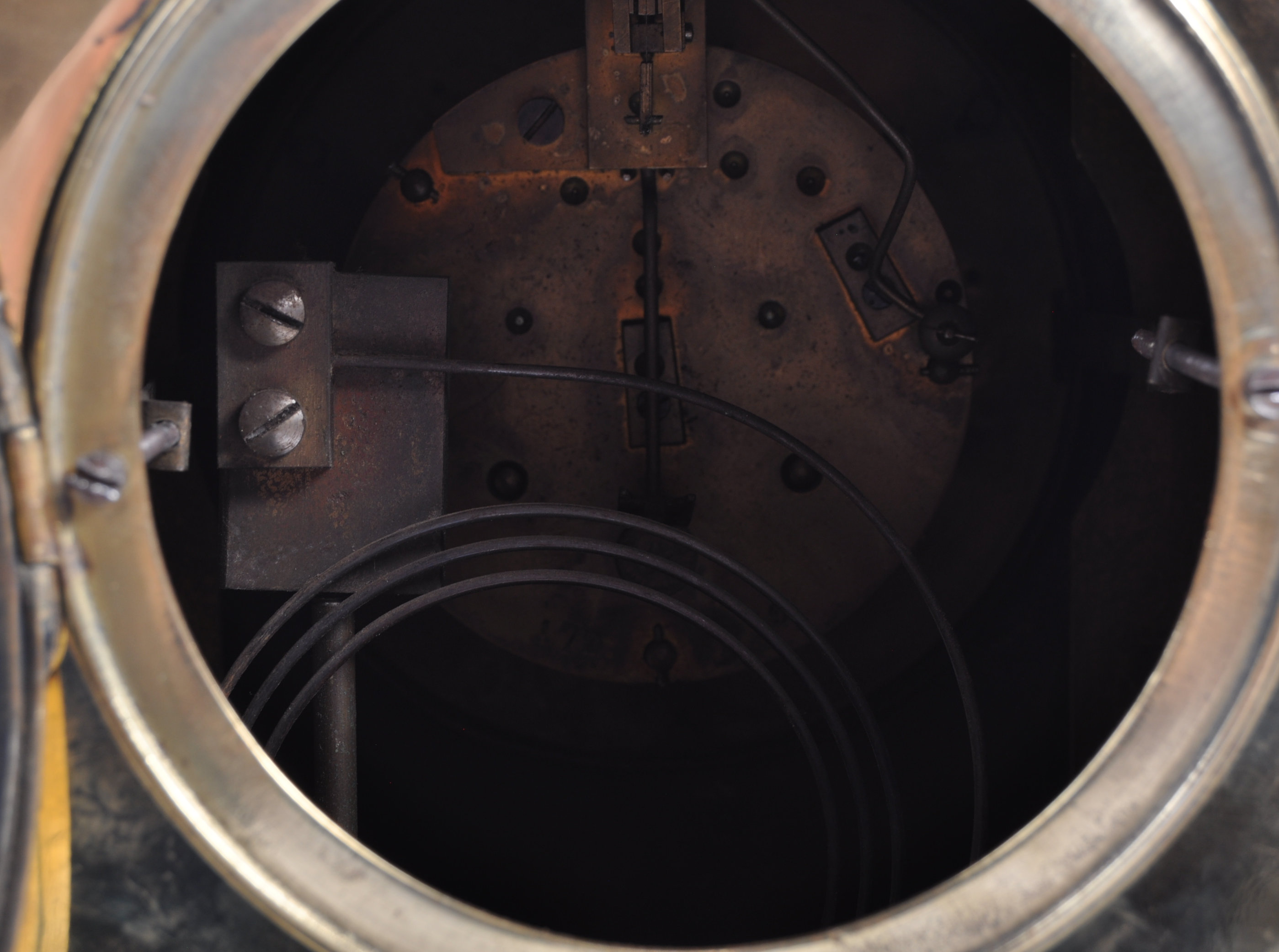 A 19TH CENTURY VICTORIAN POLISHED BRASS CASED TABLE CLOCK HOUSING A BRASS MOVEMENT - Image 5 of 7