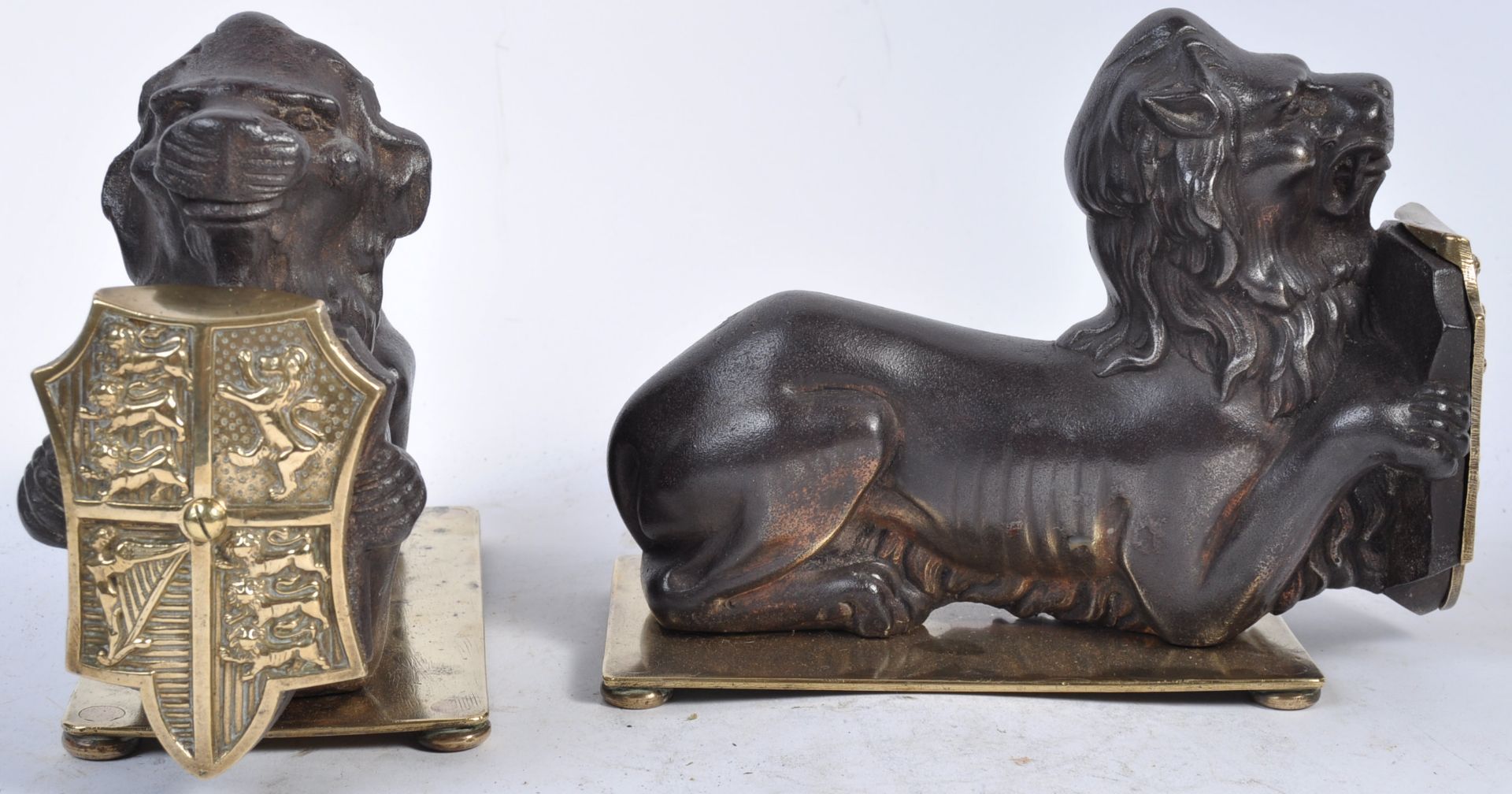 PAIR OF 19TH CENTURY CAST IRON FIRESIDE DOGS IN THE FROM OF LIONS - Bild 3 aus 9