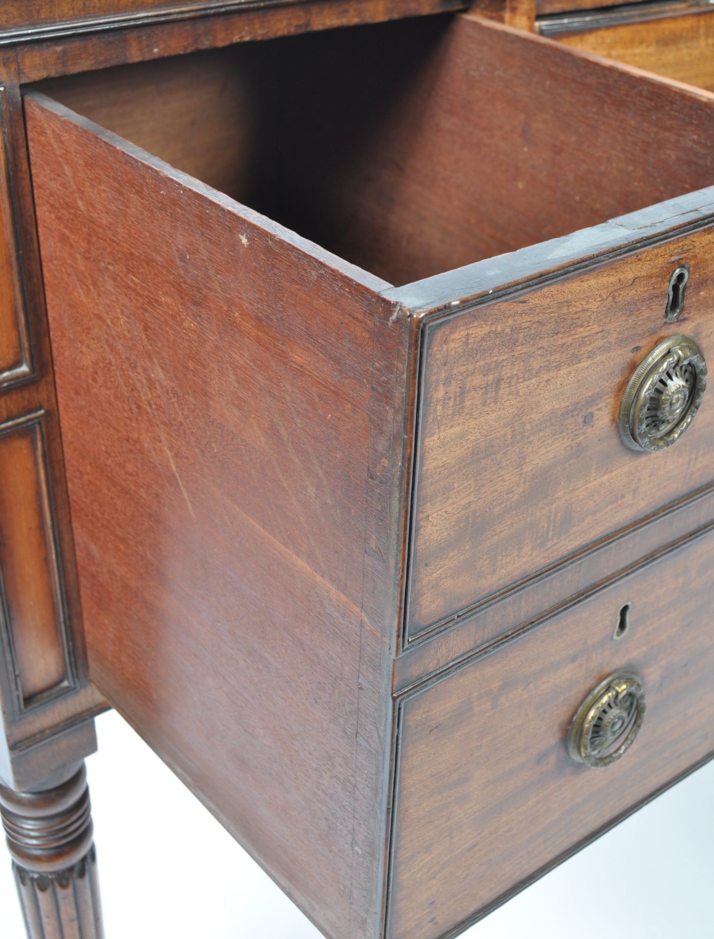 EARLY 19TH CENTURY GEORGIAN MAHOGANY SIDEBOARD - Bild 4 aus 10