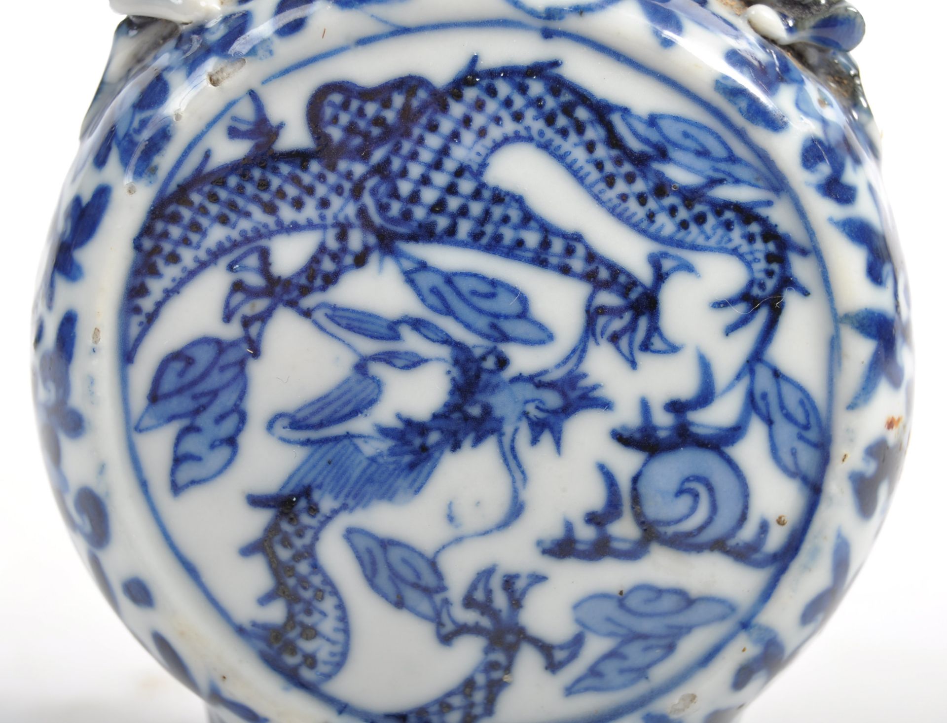 19TH CENTURY CHINESE BLUE AND WHITE MOON FLASK - Bild 3 aus 4