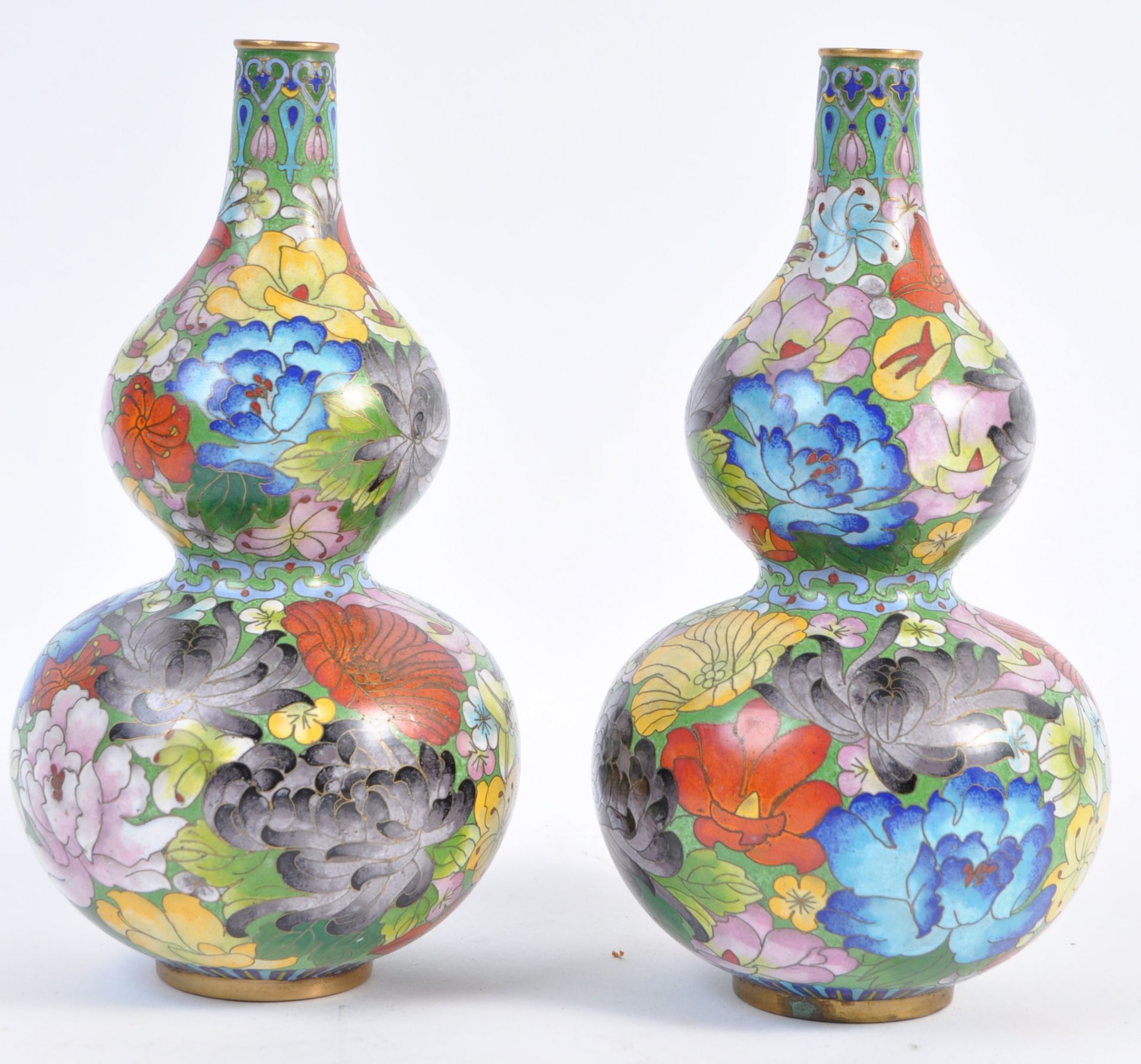 A PAIR OF 19TH CENTURY CHINESE DOUBLE-GOURD CLOISONNE VASES - Bild 3 aus 7