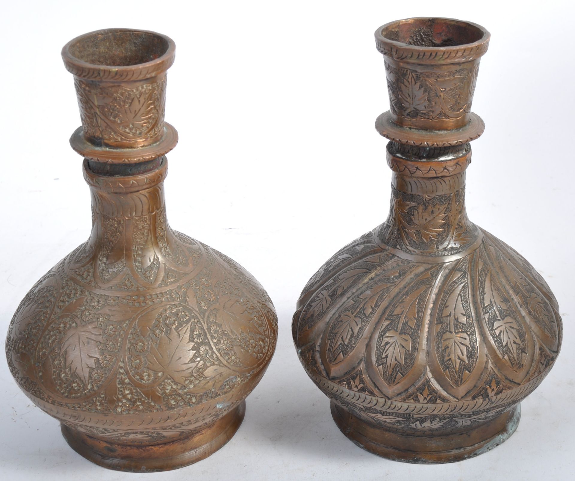 PAIR OF 19TH CENTURY PERSIAN BRONZE VASES - Bild 2 aus 5