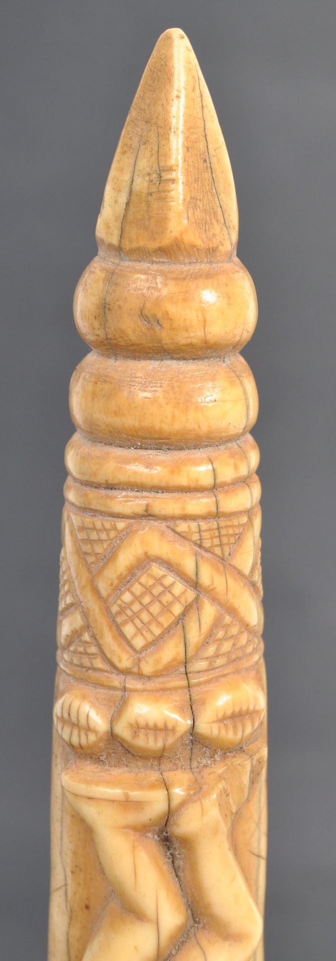 TRIBAL ANTIQUITIES - COLLECTION OF CARVED IVORY TUSKS - Bild 12 aus 15