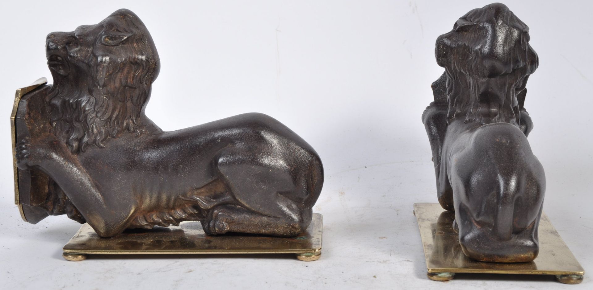 PAIR OF 19TH CENTURY CAST IRON FIRESIDE DOGS IN THE FROM OF LIONS - Bild 4 aus 9