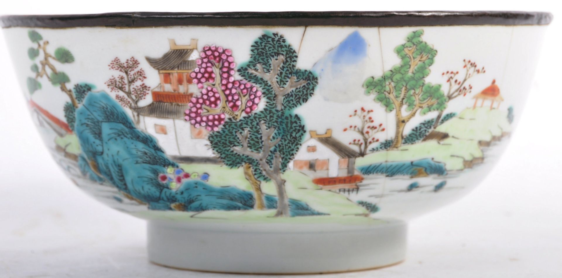 AN 18TH CENTURY CHINESE POLYCHROME DECORATED PORCELAIN BOWL