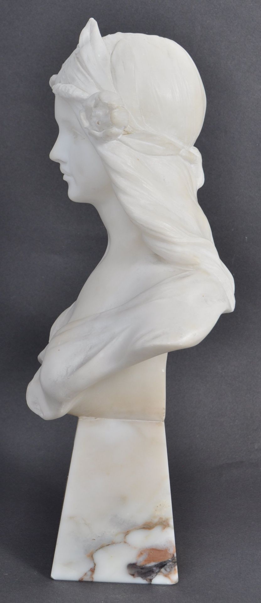 EARLY 20TH CENTURY ART NOUVEAU ANTIQUE WHITE MARBLE BUST OF A YOUNG GIRL - Bild 4 aus 8