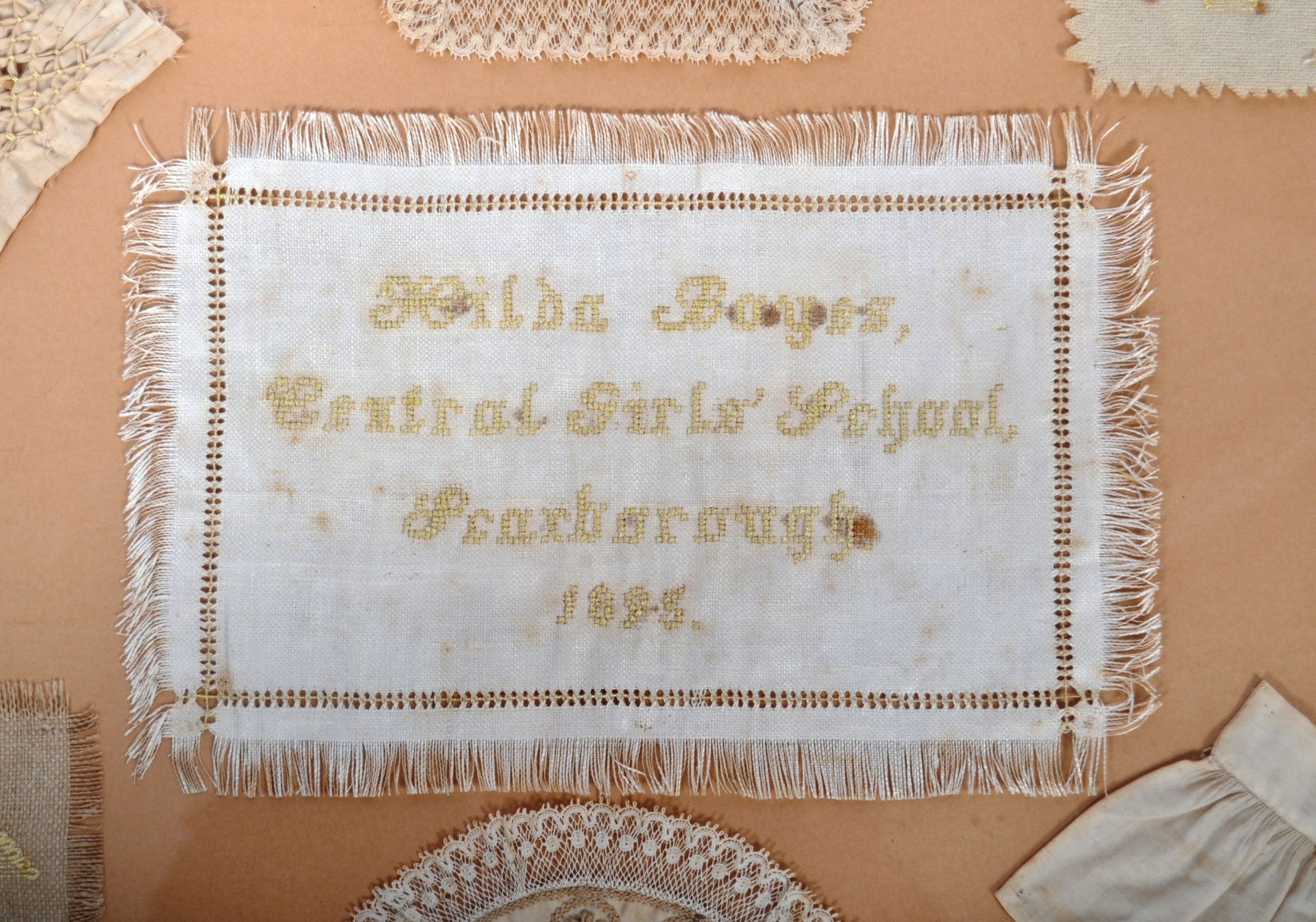 CHARMING 19TH CENTURY SAMPLER / SAMPLE COLLECTION IN CASE - Bild 2 aus 5