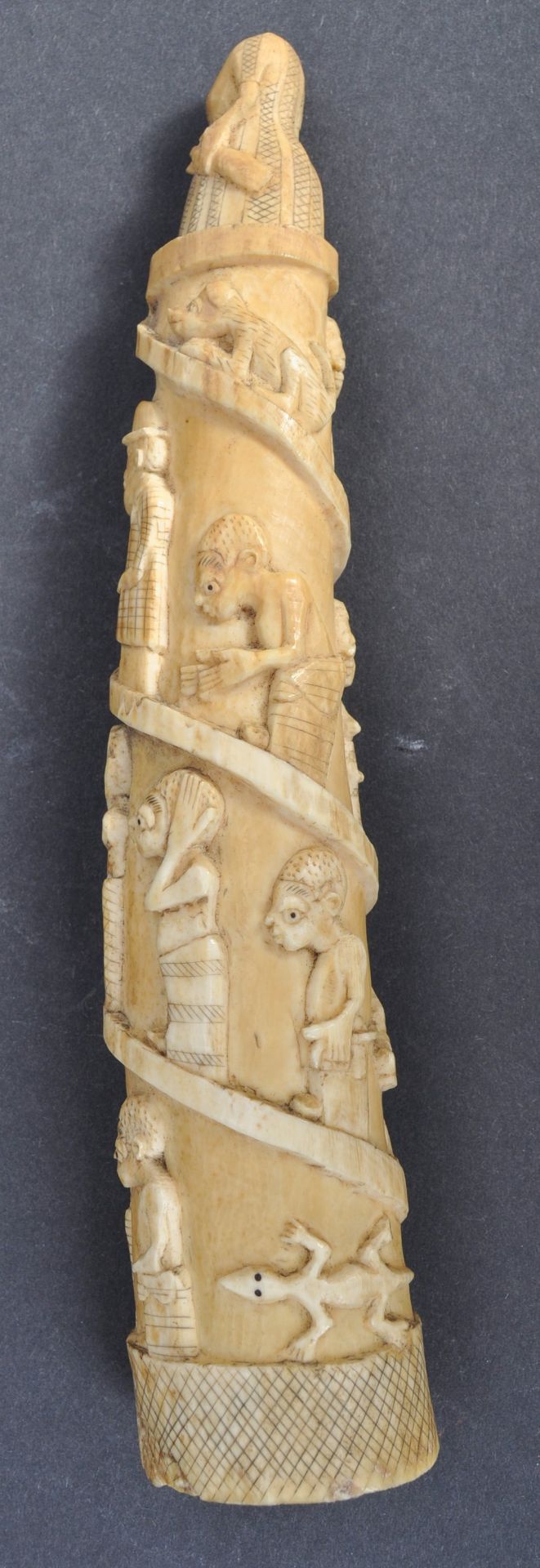 TRIBAL ANTIQUITIES - COLLECTION OF CARVED IVORY TUSKS - Bild 8 aus 15