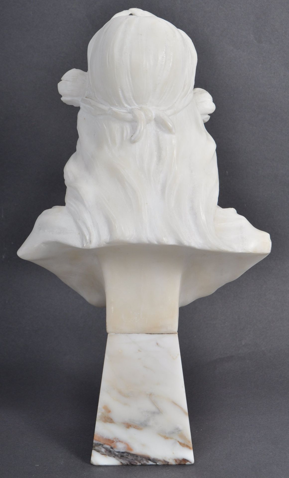 EARLY 20TH CENTURY ART NOUVEAU ANTIQUE WHITE MARBLE BUST OF A YOUNG GIRL - Bild 7 aus 8