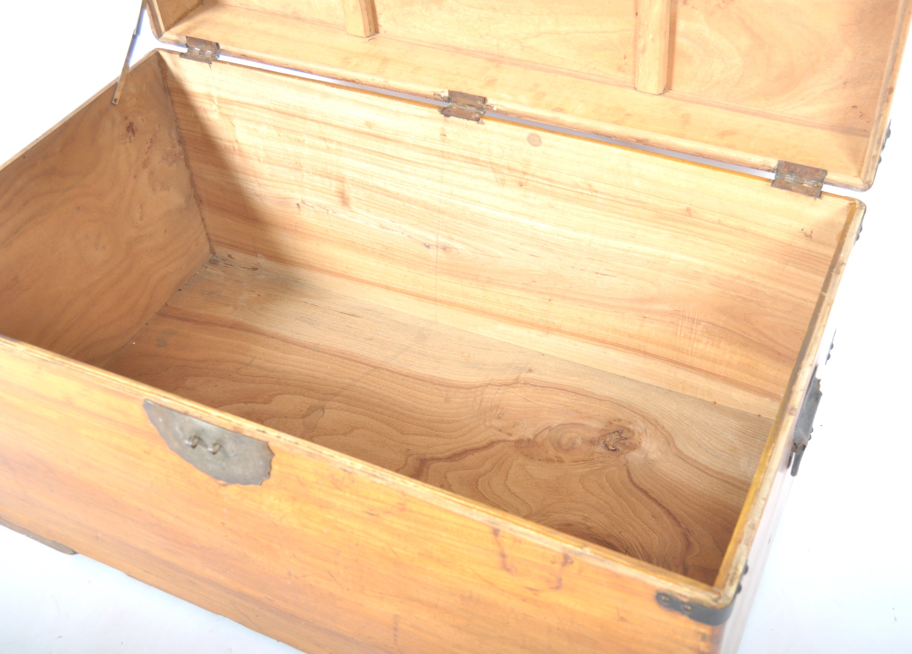 19TH CENTURY ENGLISH ANTIQUE CAMPHORWOOD SHIPPING TRUNK - Image 6 of 8