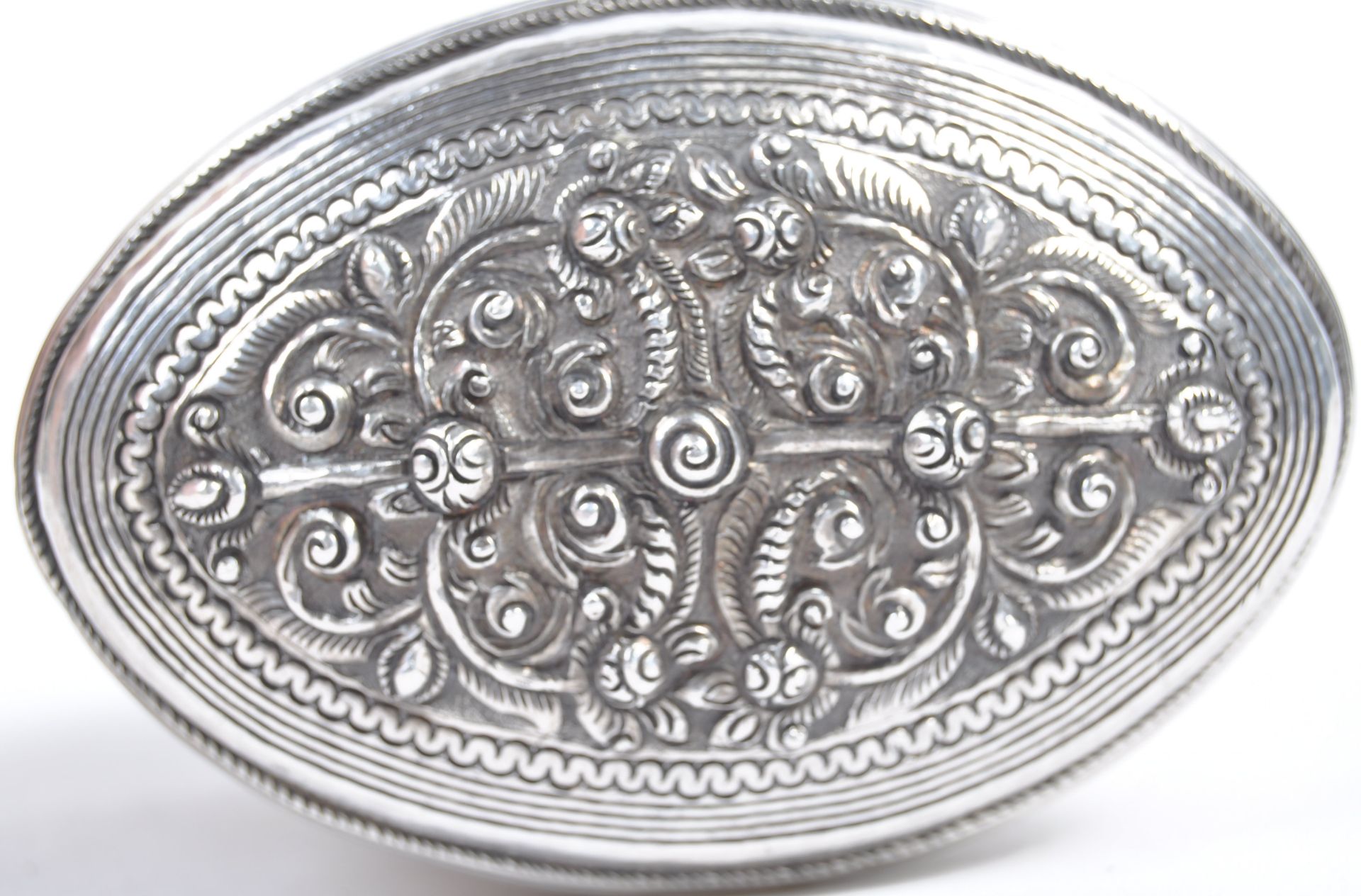 19TH CENTURY BURMA SILVER PRESENTATION BETEL BOX - Bild 6 aus 8