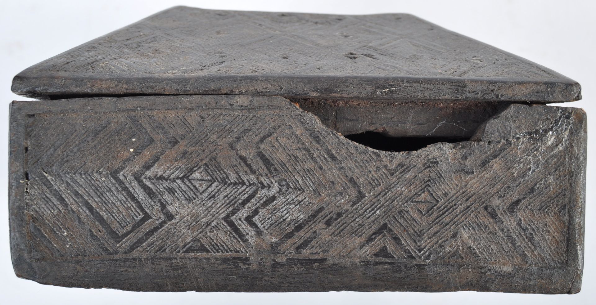 TRIBAL ANTIQUITIES - 19TH CENTURY AFRICAN KUBA TUKULA POWDER BOX - Bild 5 aus 8