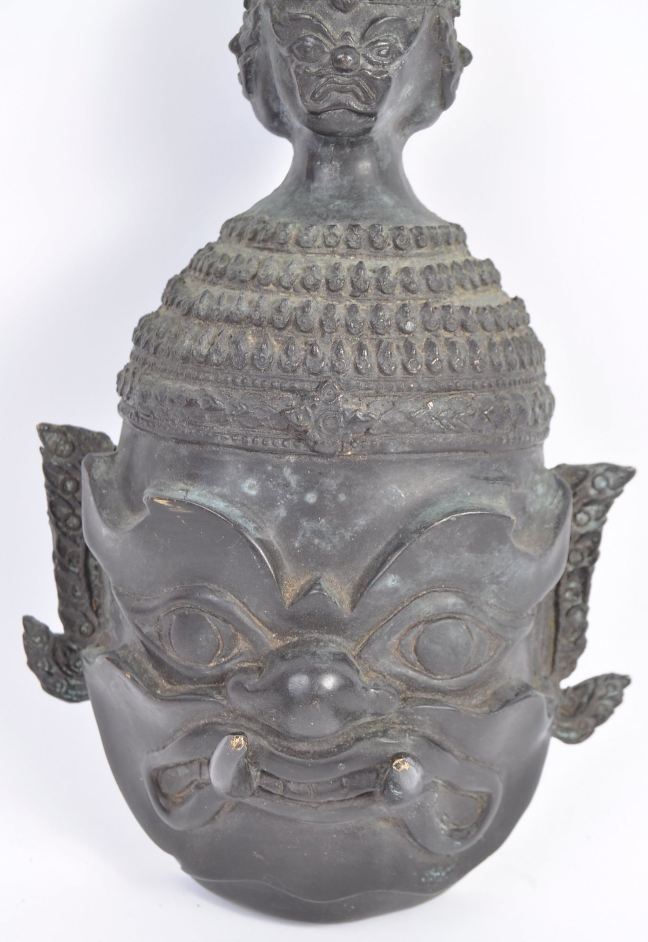 19TH CENTURY THAI BRONZE TEMPLE GUARDIAN FACE MASK - Bild 3 aus 4