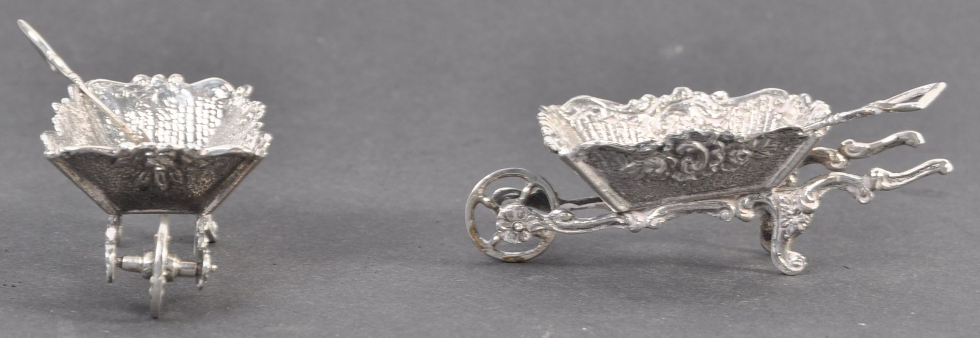 PAIR OF EDWARDIAN NOVELTY SILVER TABLE SALTS IN THE FORM OF WHEELBARROWS - Image 3 of 7