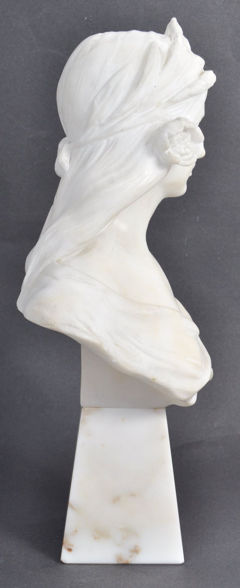 EARLY 20TH CENTURY ART NOUVEAU ANTIQUE WHITE MARBLE BUST OF A YOUNG GIRL - Bild 8 aus 8