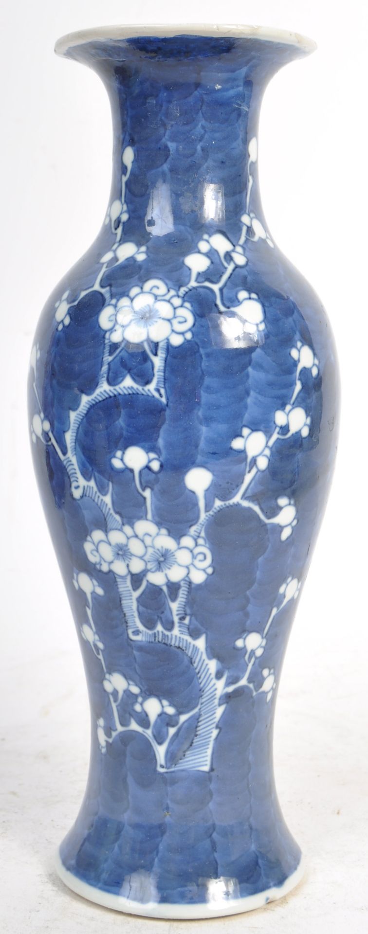 19TH CENTURY CHINESE BLUE AND WHITE PRUNUS PATTERN VASE - Bild 2 aus 6