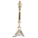 EARLY 20TH CENTURY POLISHED BRASS REEDED COLUMN TABLE LAMP LIGHTING