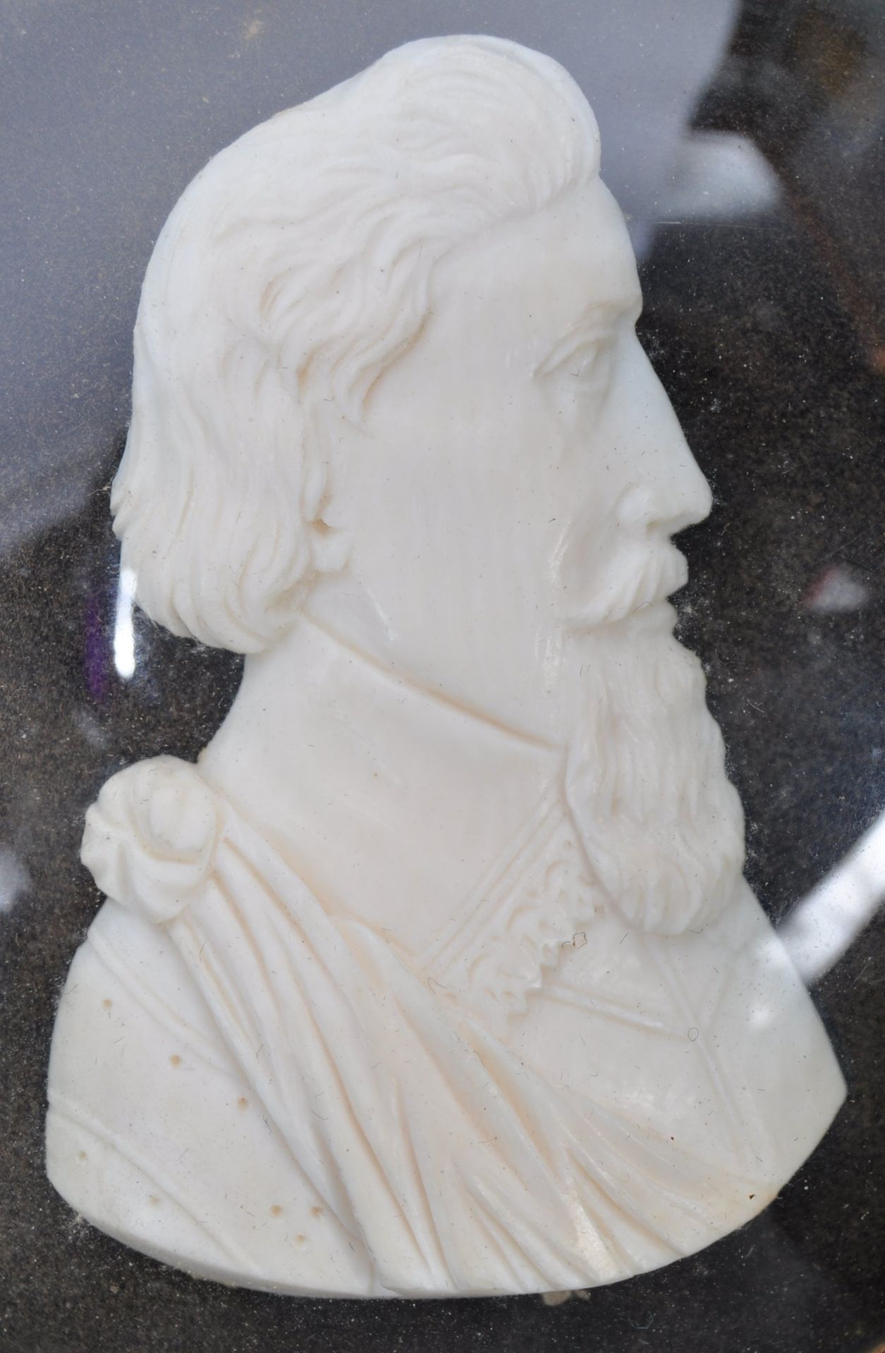 19TH CENTURY GERMAN CARVED IVORY PORTRAIT OF COUNT ELLEX - Image 2 of 4